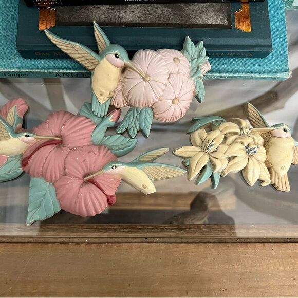 Set of three vintage Burwood MCM hummingbirds and floral hangings. - Picture 3 of 10